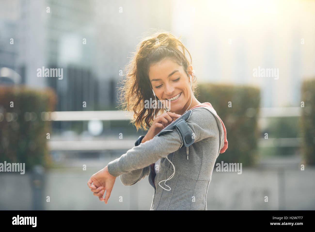 Läufer-Athleten, die Musik im Kopfhörer hören von Smartphone-MP3-player Stockfoto