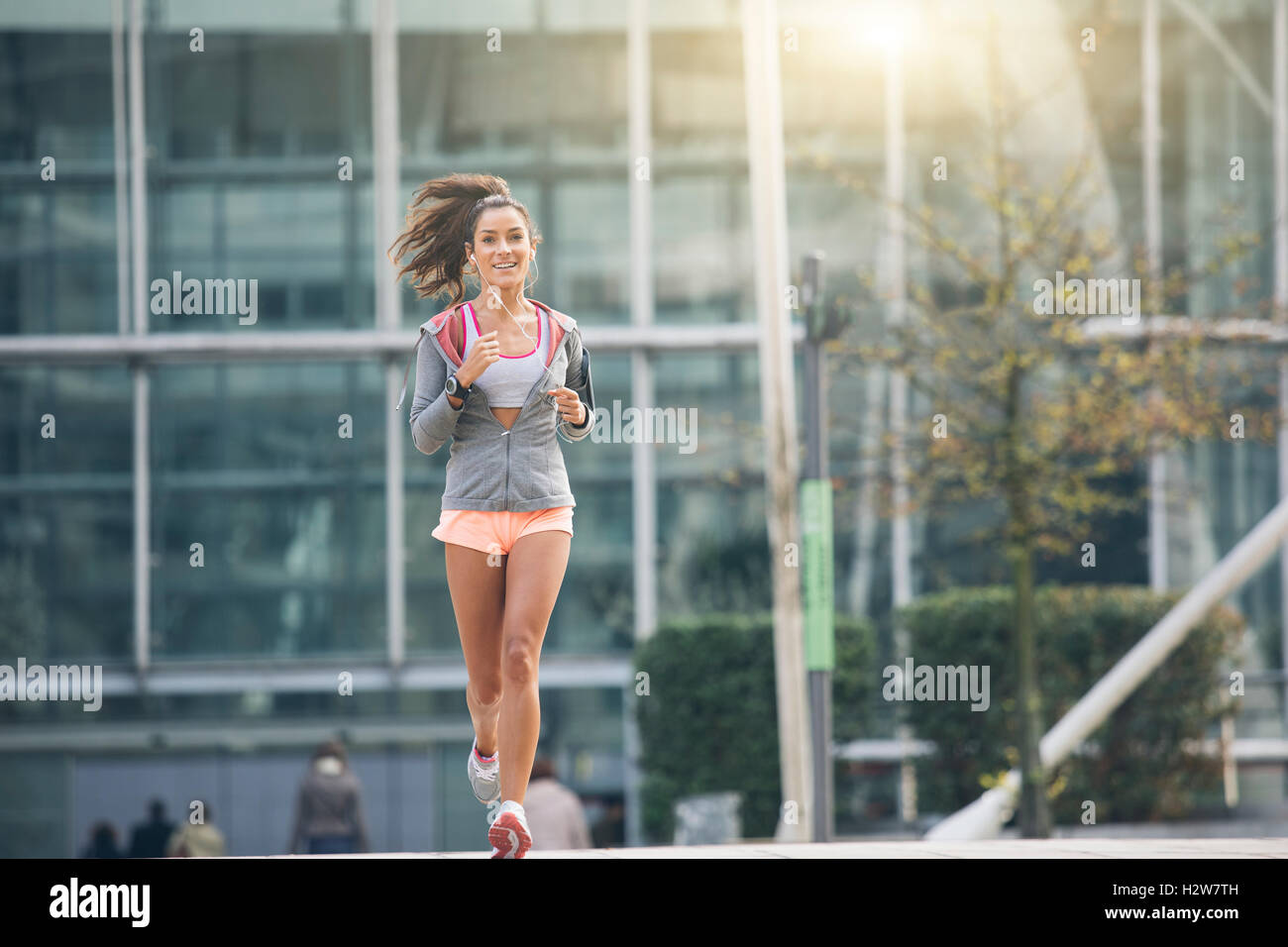 Junge Frau in der Stadtstraße ausgeführt Stockfoto