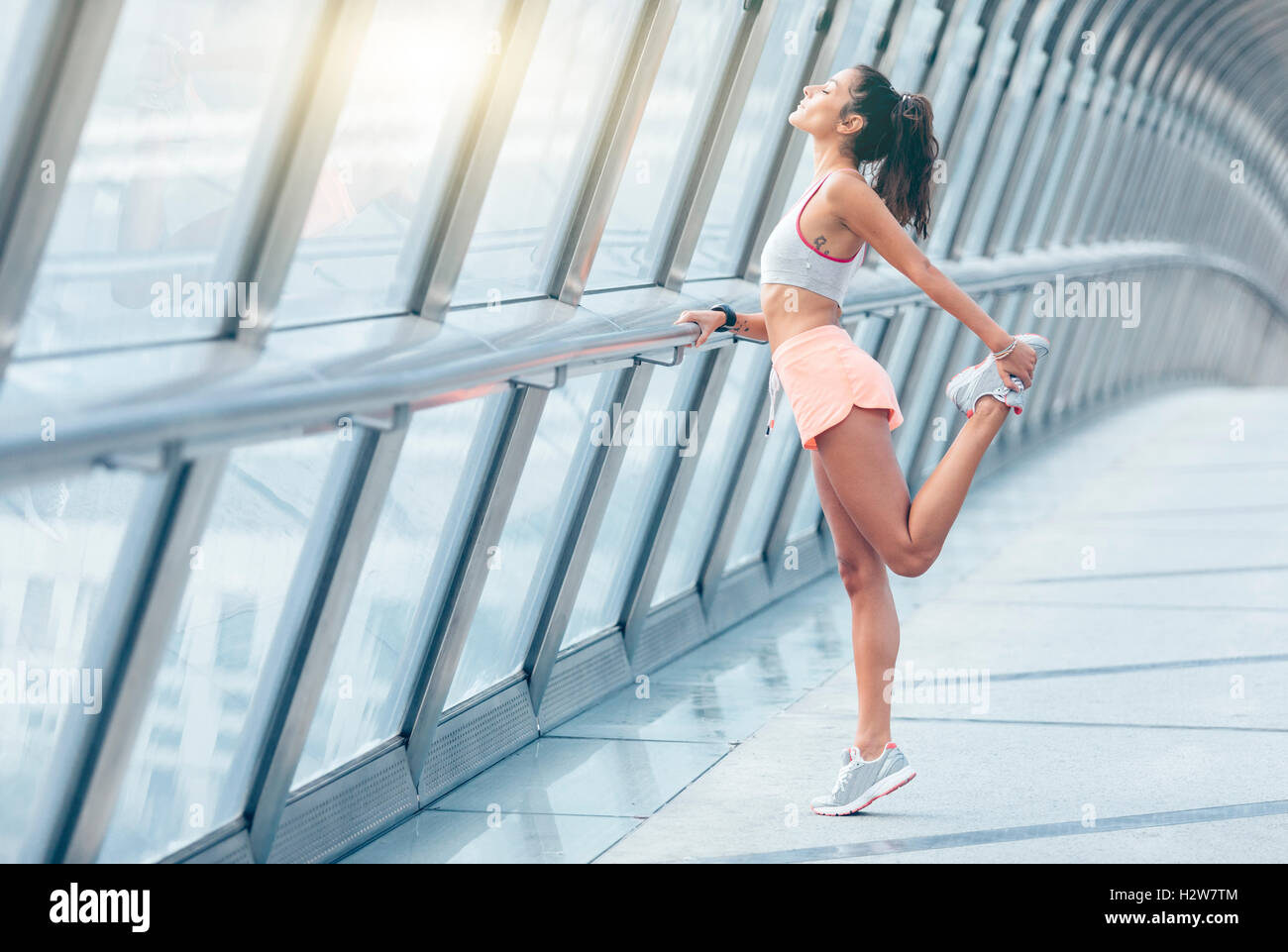 junge Fitness Frau Läufer stretching Beine vor dem laufen Stockfoto