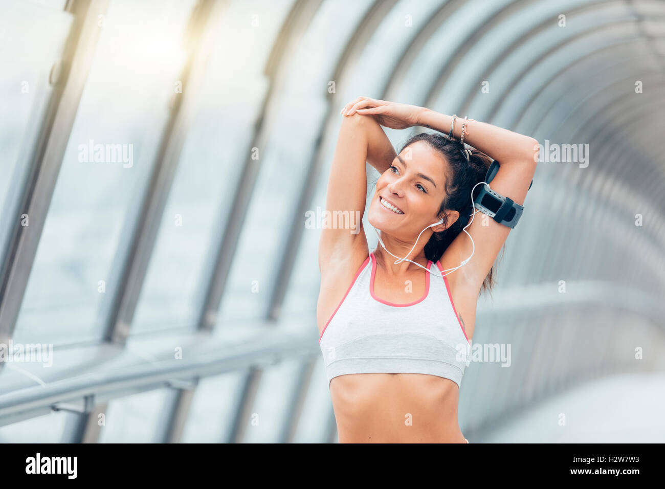 junge Fitness Frau Läufer Strecken Arm vor dem laufen Stockfoto