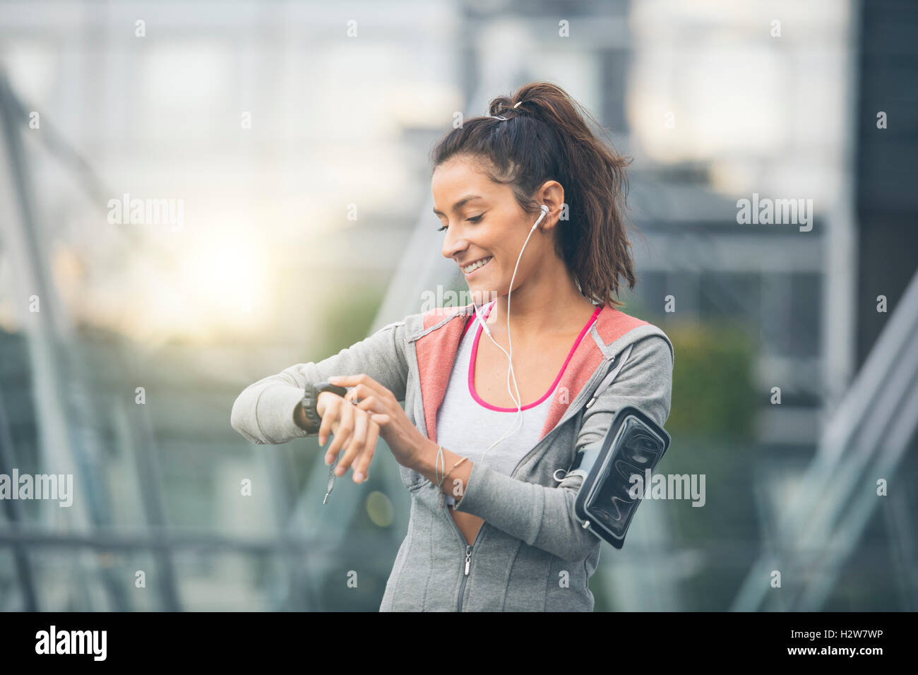 Weibliche Läufer betrachten ihre Sportuhr. Messung der Herzfrequenz Stockfoto