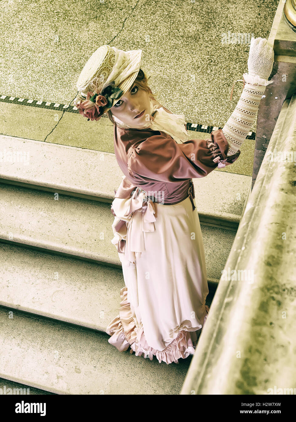 19. Jahrhundert Dame posiert auf Treppen Stockfoto