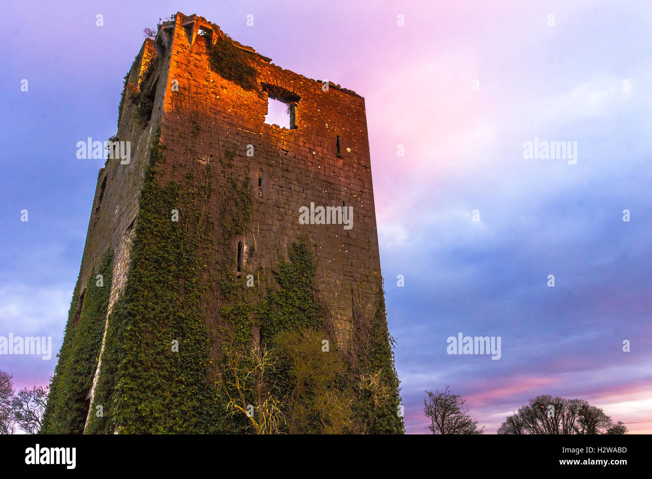 Sonnenuntergang auf eine irische ruiniert Wachturm. Stockfoto