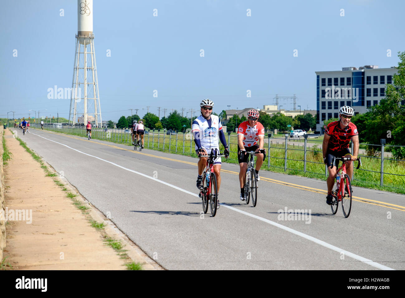 Viele Menschen genießen das Radfahren auf den Spuren der Hefner See in Oklahoma City, Oklahoma, USA. Stockfoto