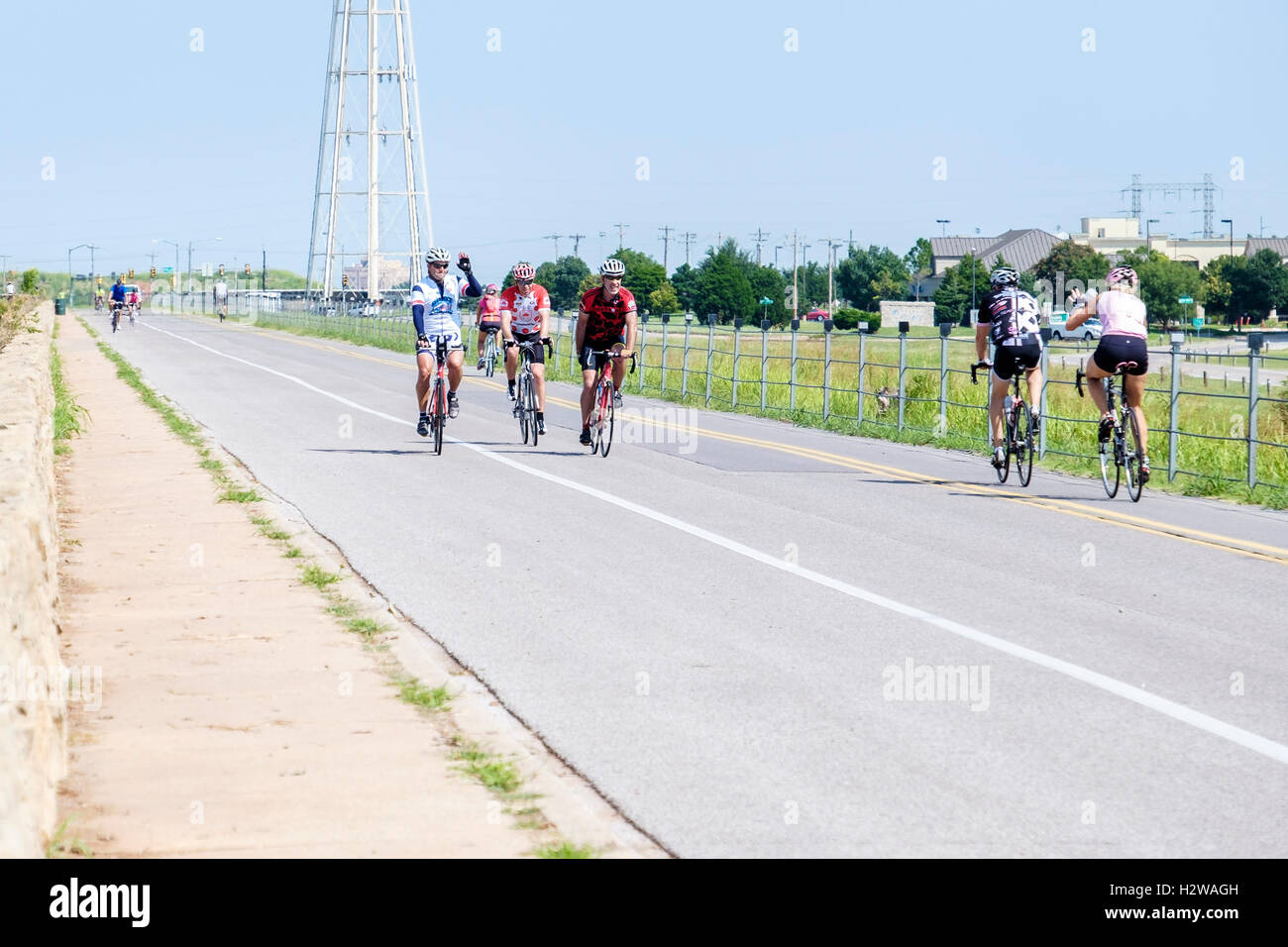Viele Menschen genießen das Radfahren auf den Spuren der Hefner See in Oklahoma City, Oklahoma, USA. Stockfoto
