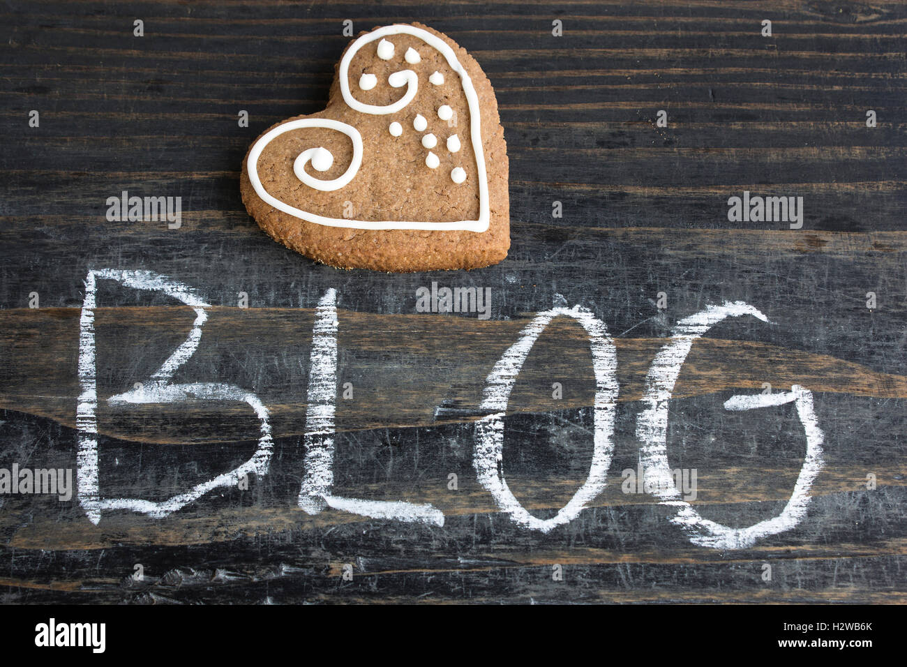 Das Wort Blog mit Lebkuchenherz. Stockfoto