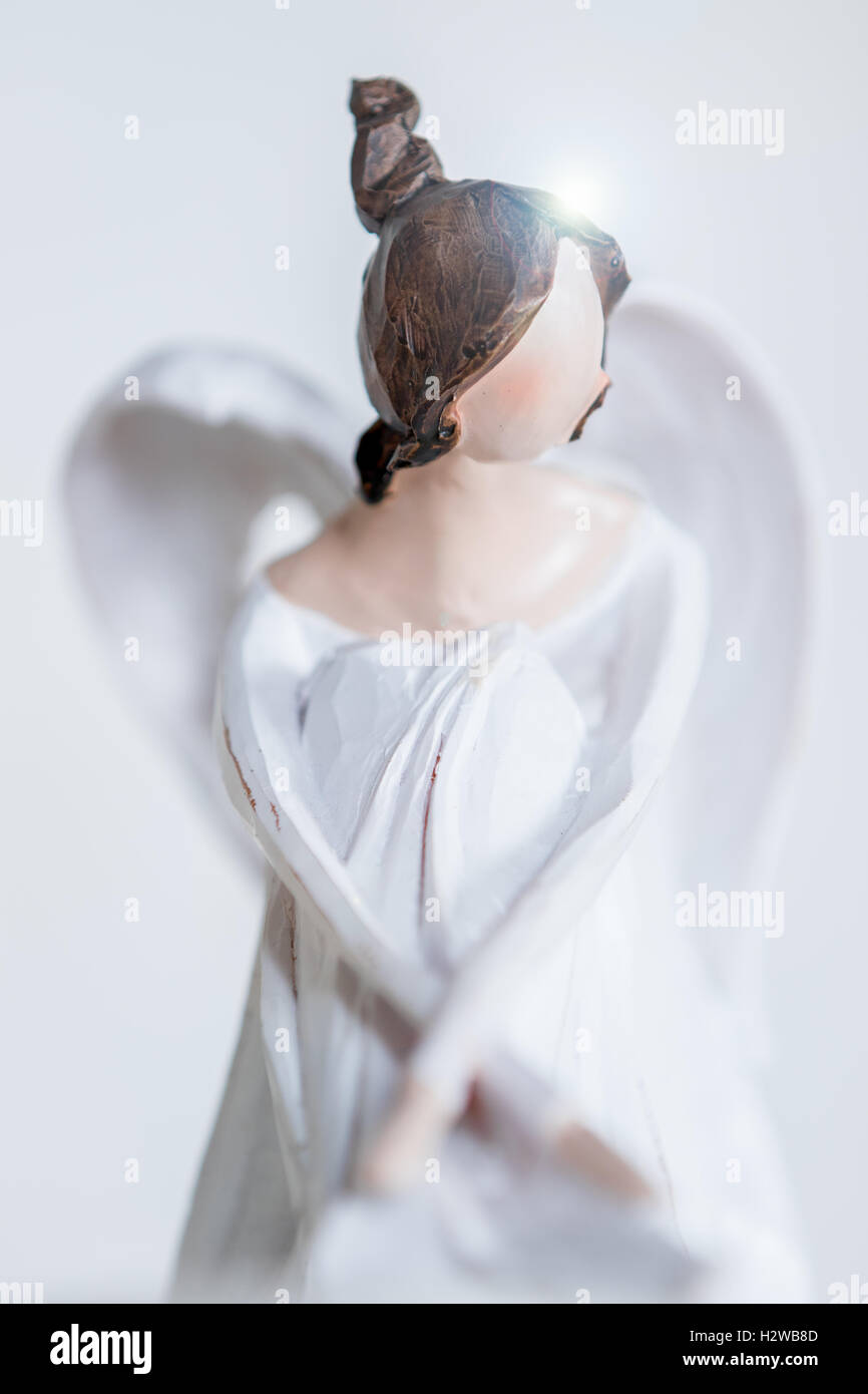 Schöne weiße Engel mit Licht Stockfoto