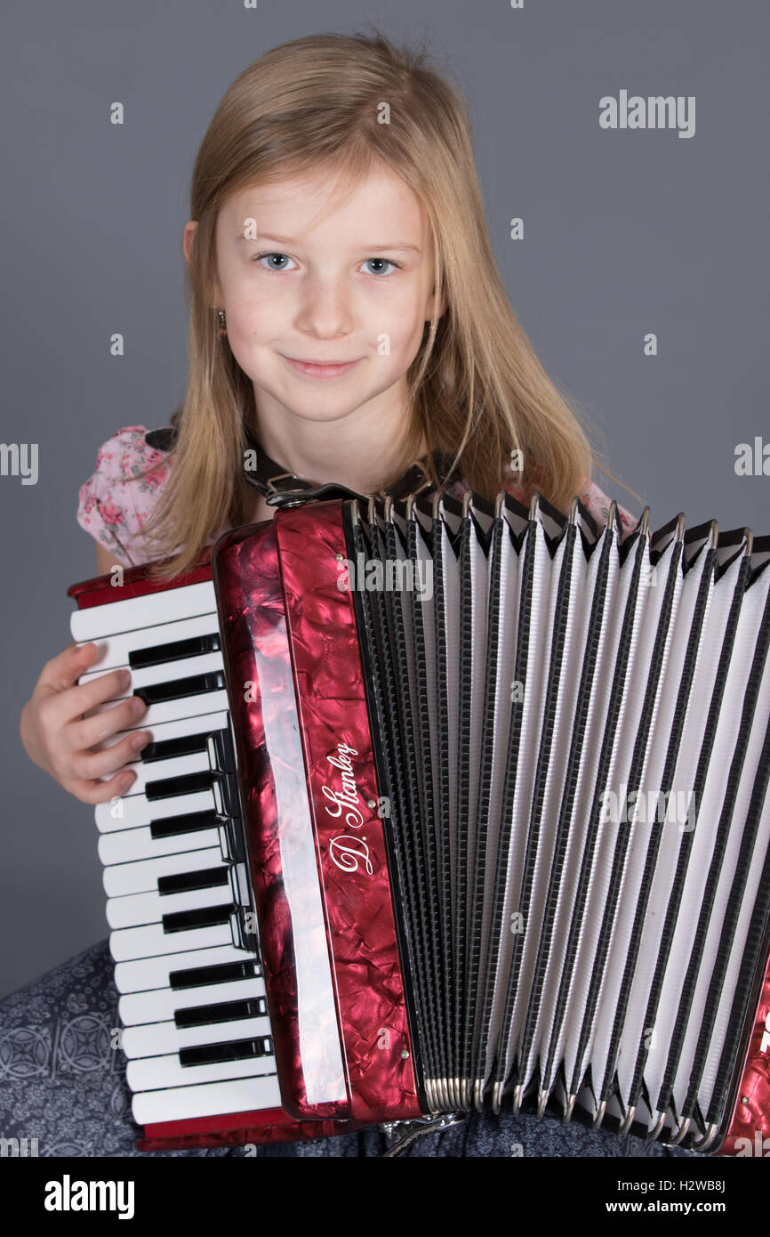 Nahaufnahme eines der Mädchen spielen auf ihrem Akkordeon Stockfoto