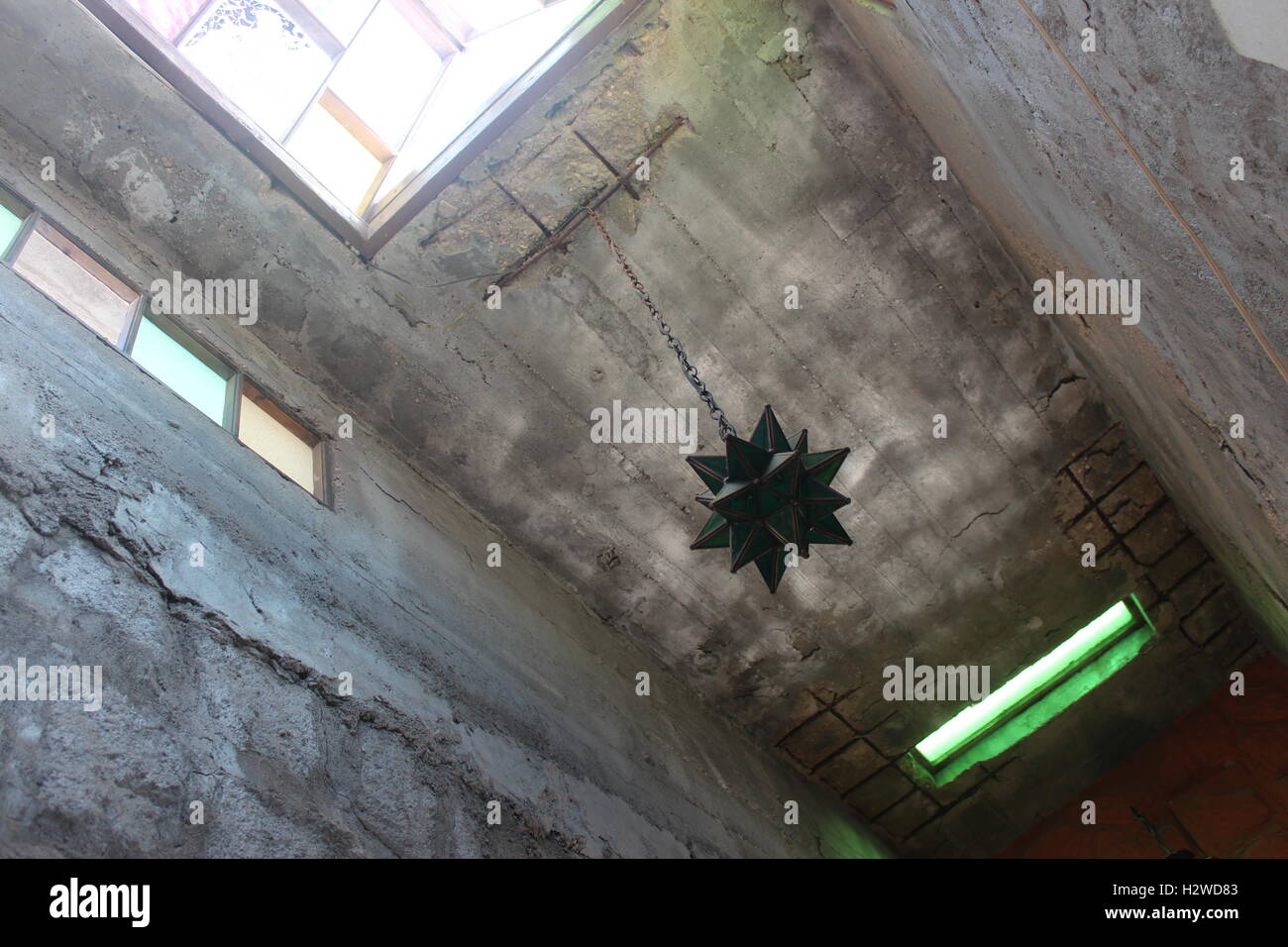 eine Kugel und Kette von der Decke hängend Stockfoto