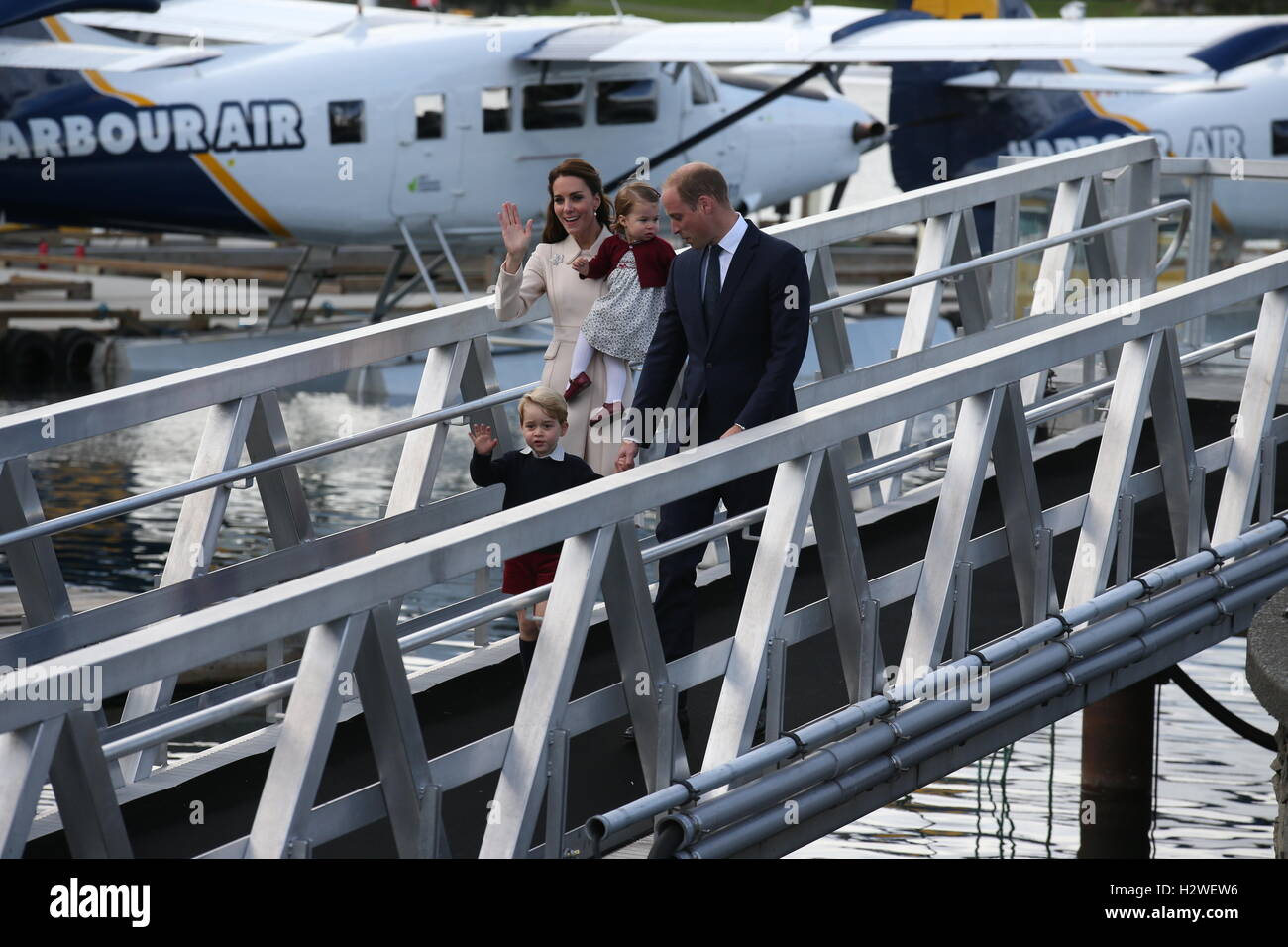 Der Herzog und die Herzogin von Cambridge, Prinz Georg und Prinzessin Charlotte an Bord ein Wasserflugzeug vor der Abreise Victoria Harbour Wasserflugzeugterminal in Victoria während der Royal Tour of Canada. Stockfoto