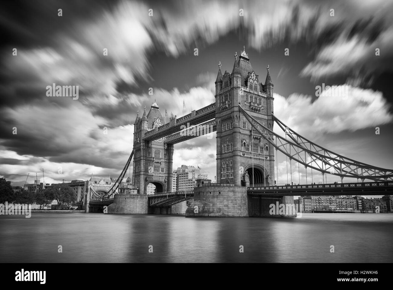 Tower Bridge auf Themse Stimmungsvoller Himmel Monochrom in London Stockfoto