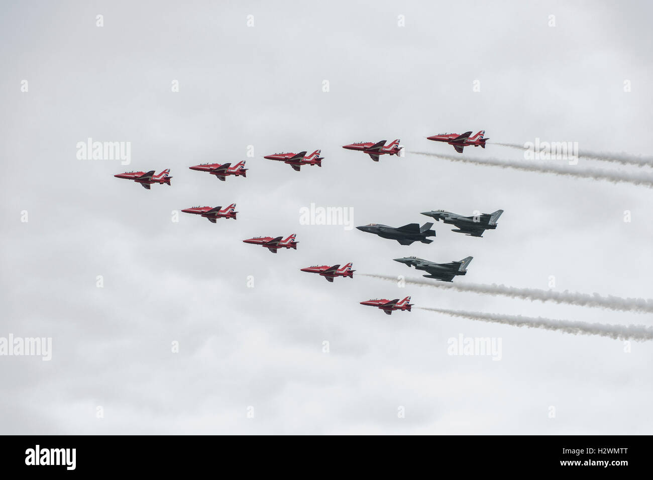 Großbritanniens neue 5. Generation Stealth-Fighter Jet Lockheed Martin F-35 b Lightning II fliegen in Formation mit der Red Arrows Stockfoto