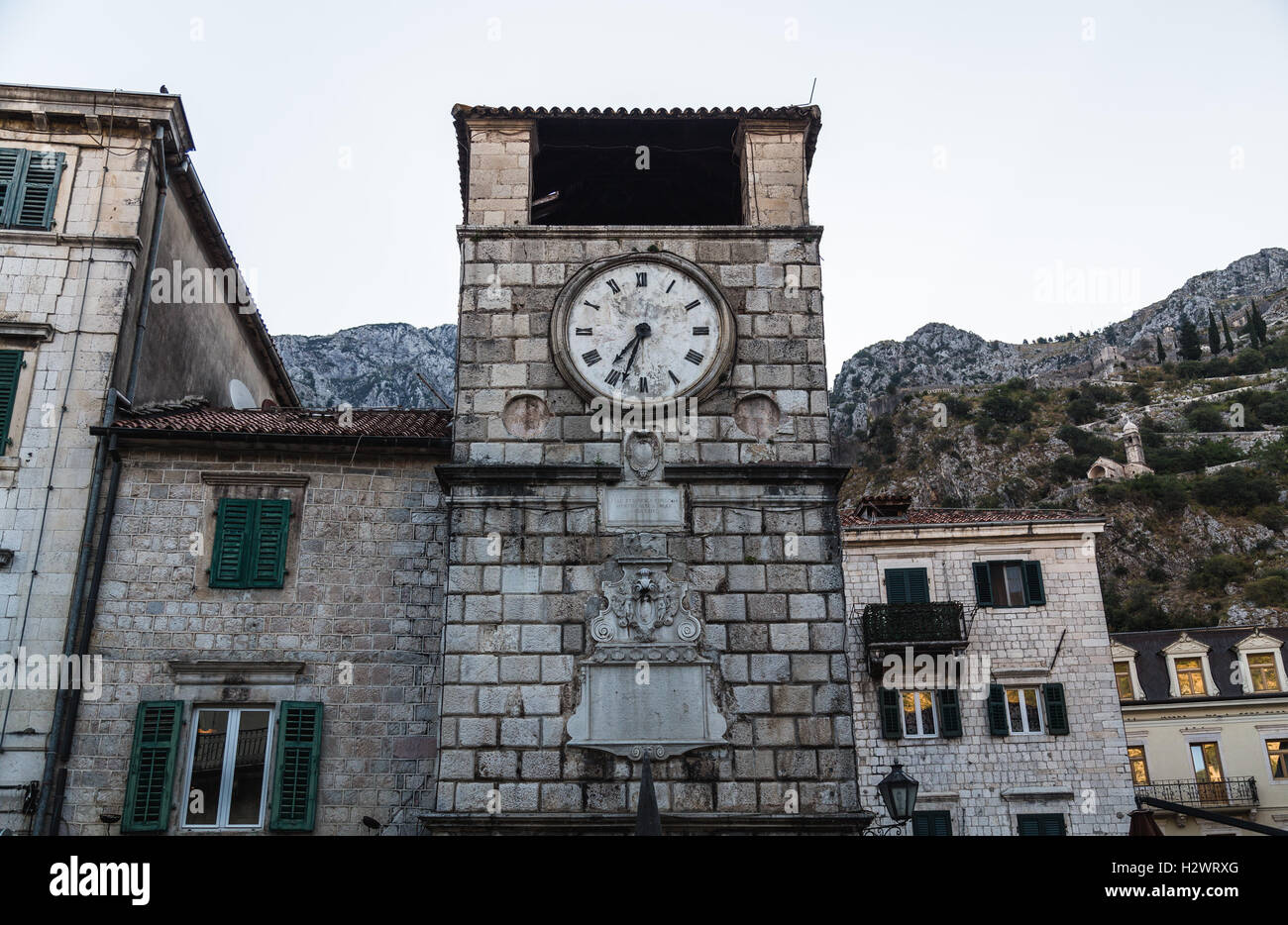 Eine Nahaufnahme, die Clcok in der Altstadt von Kotor im Laufe des Vormittags Stockfoto