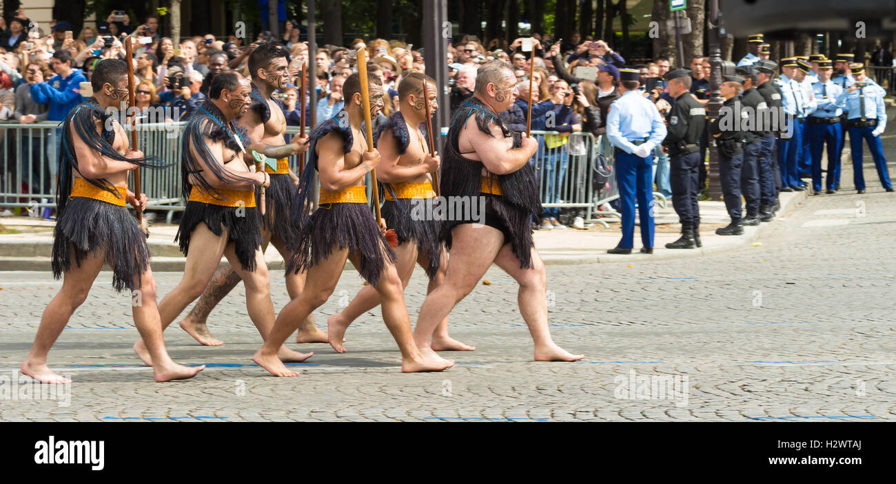 Paris, Frankreich-Juli 14, 2016: Die Maori Krieger in Bastille-Tag Militärparade auf den Champs-Elysées zu beteiligen. Stockfoto