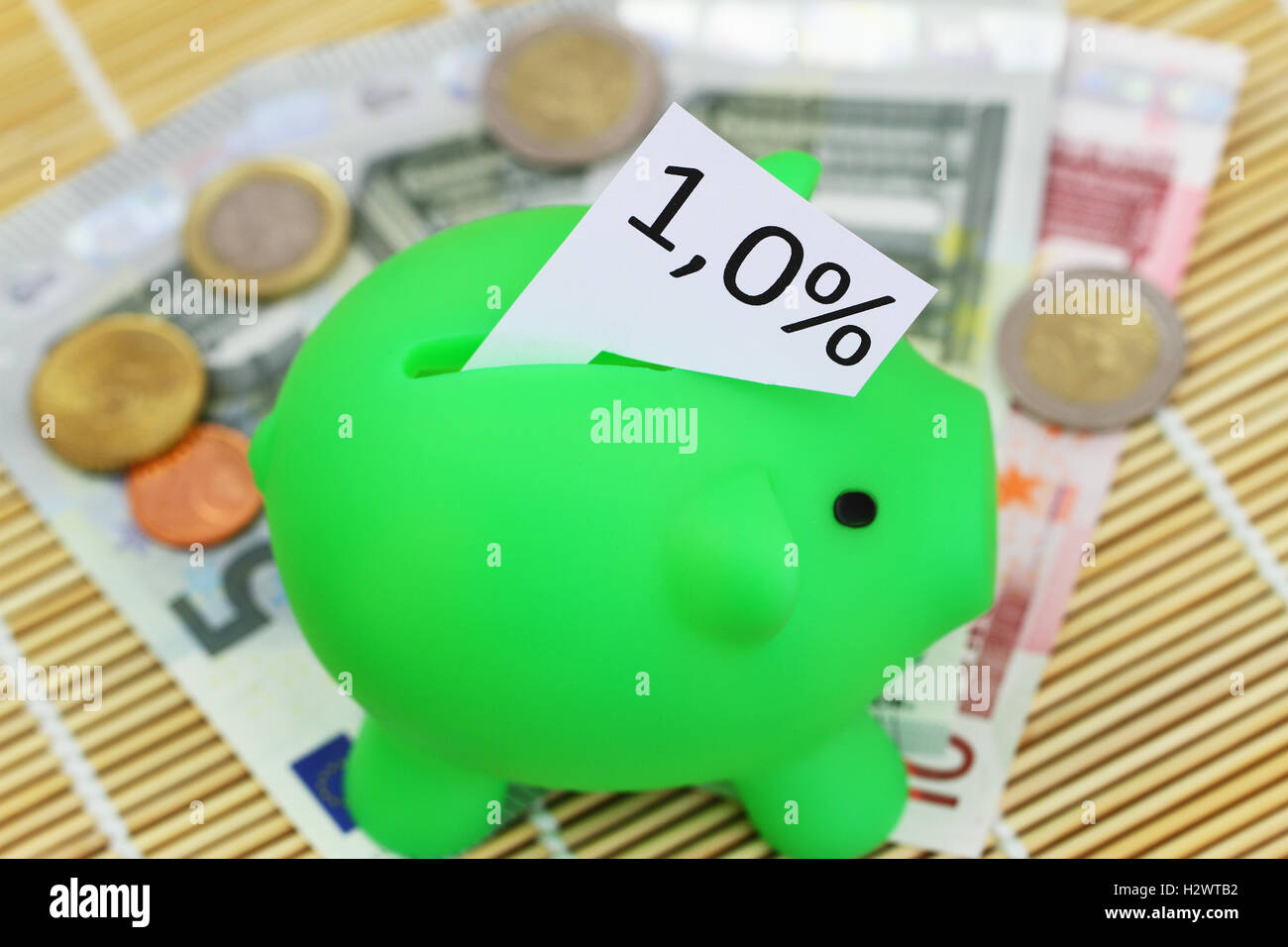 Sparschwein mit Hinweis zeigt 1 % Zinssatz kleben aus ihm heraus Stockfoto