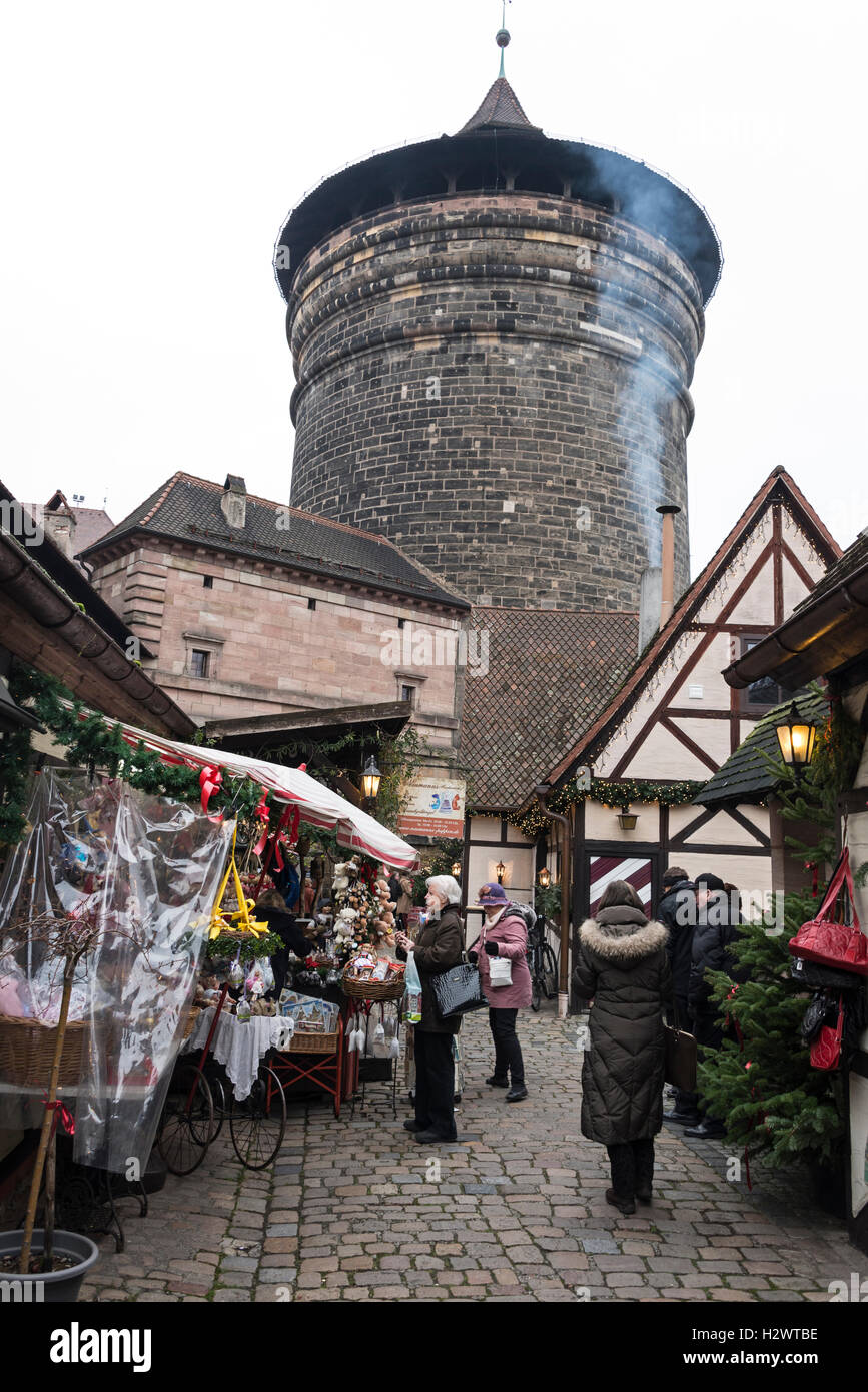 Einer der Haupteingänge der umliegenden fünf Kilometer langen Stadtmauer ist das Frauentor-Tor, das in den Handwerkerhof (Handwerkerhof) führt Stockfoto