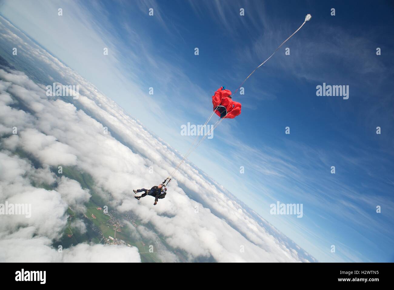 Fallschirm öffnen über den Wolken Stockfoto