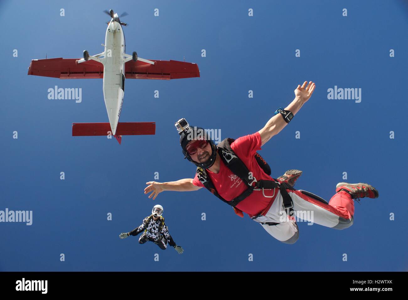 Zwei Fallschirmspringer aus dem Flugzeug springen Stockfoto