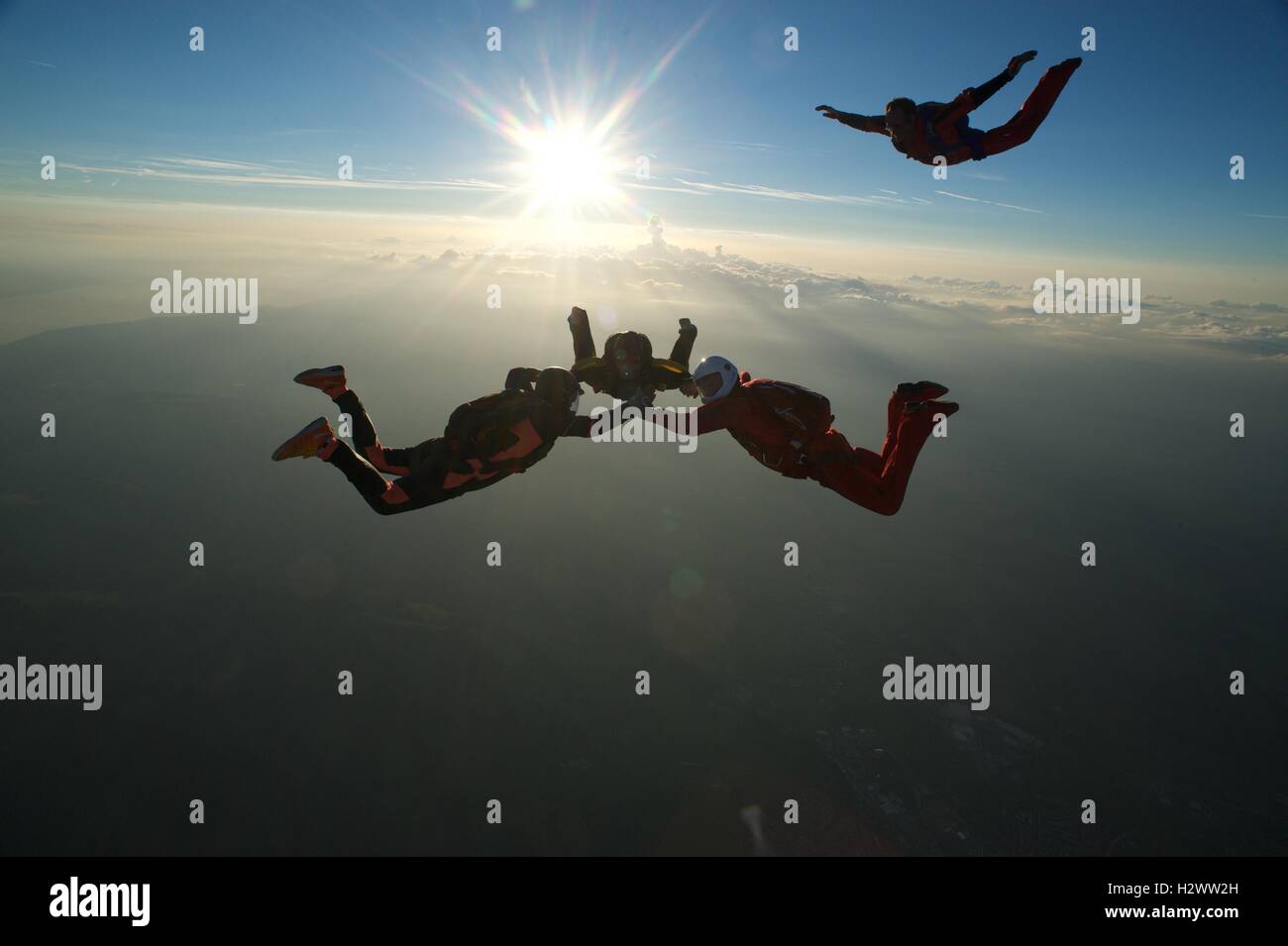 Ein Fallschirmspringer näher an eine Formation im freien Fall Stockfoto