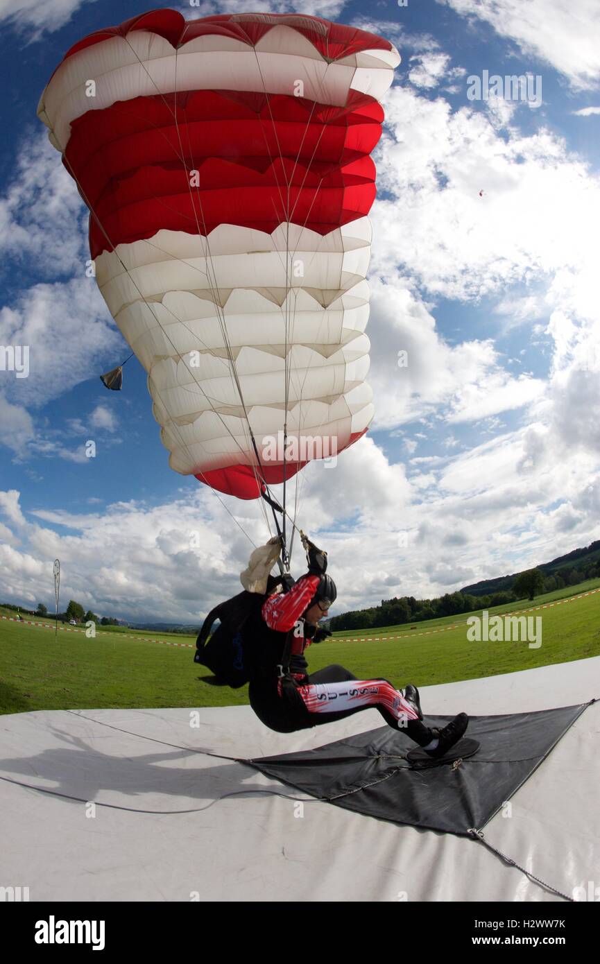 Fallschirmspringer Annäherung an sein Ziel auf einer Genauigkeit springen Stockfoto