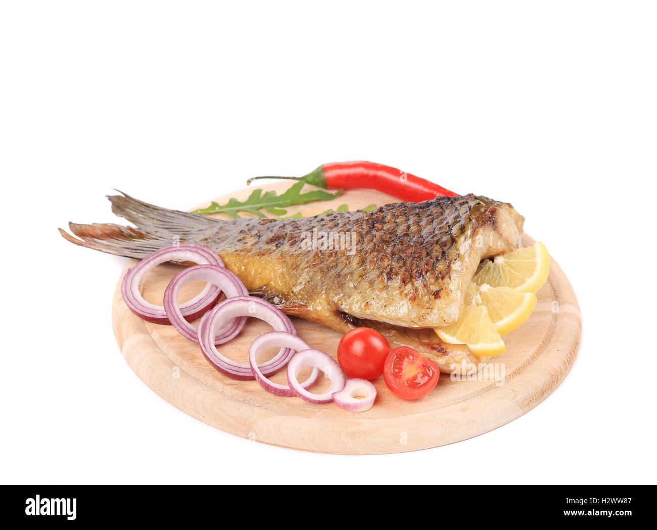 Gegrillter Fisch mit Gemüse. Stockfoto