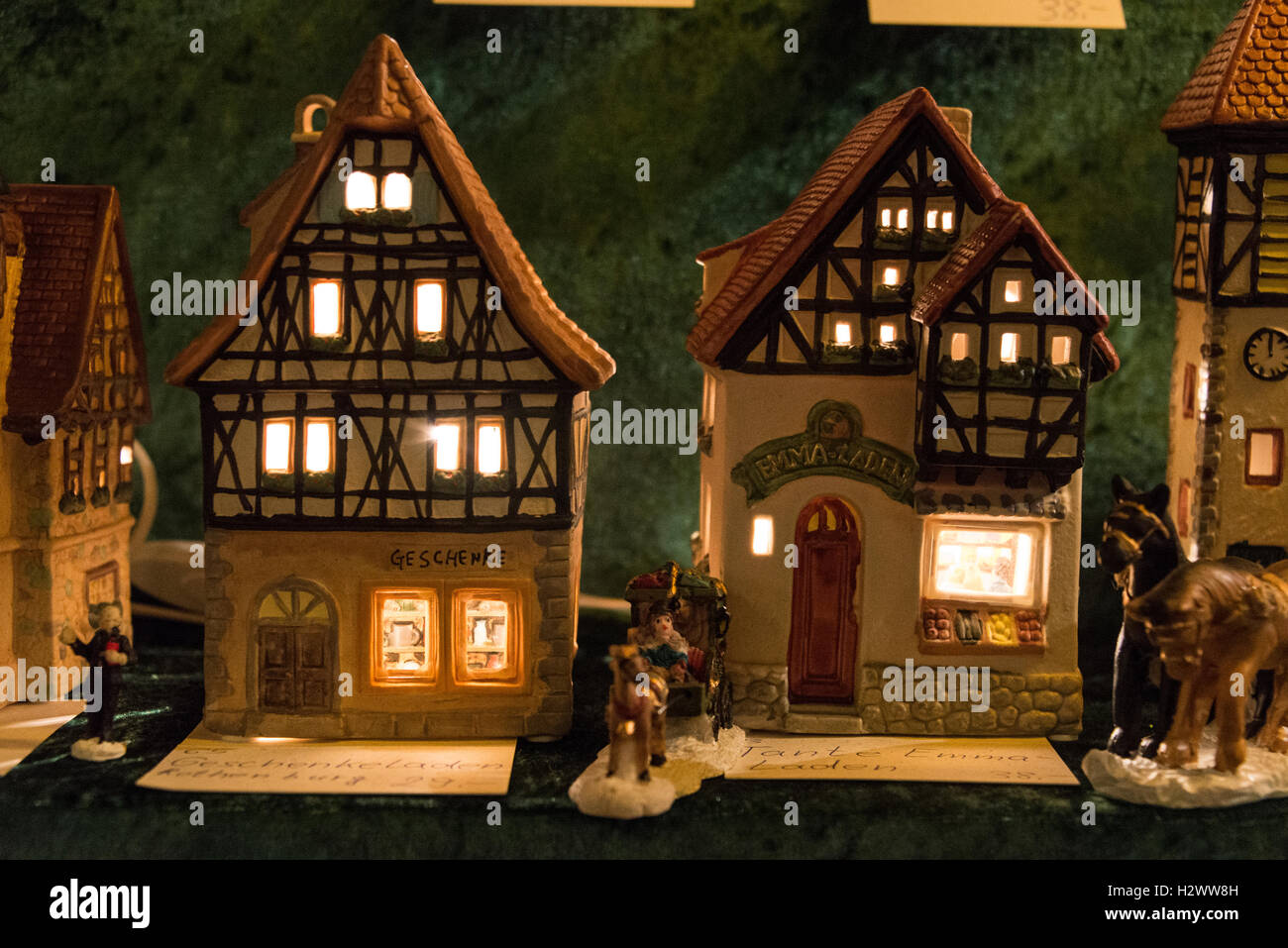 Auf dem Nürnberger Weihnachtsmarkt in Nürnberg in Deutschland werden bayerische Porzellan-Dorfhäuser verkauft. Stockfoto