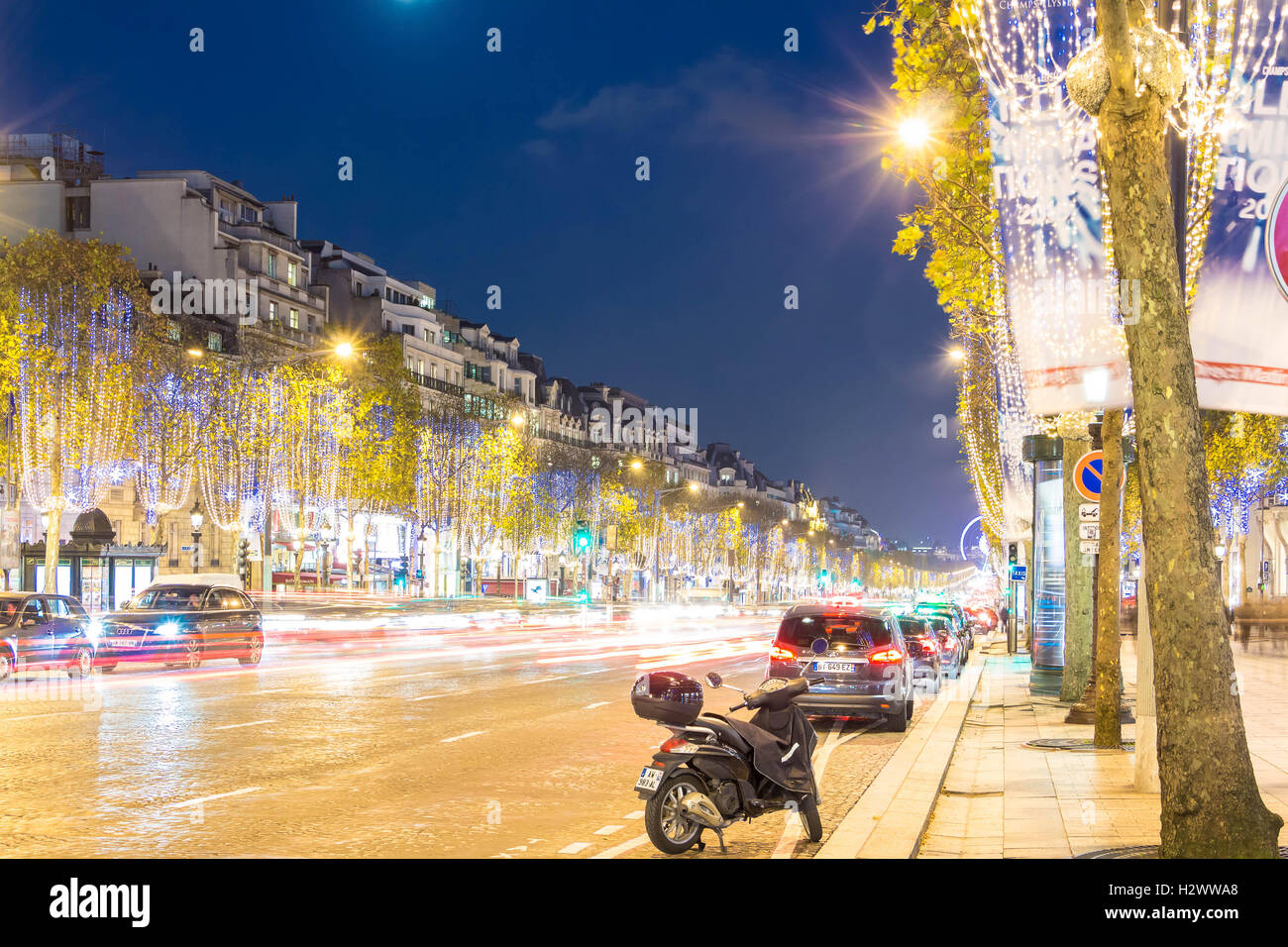 Paris; Frankreich-November 23, 2015: Die Weihnachtsdekoration auf Champs-Elysées, Bewegungsunschärfe Autos in Paris, Frankreich. Stockfoto