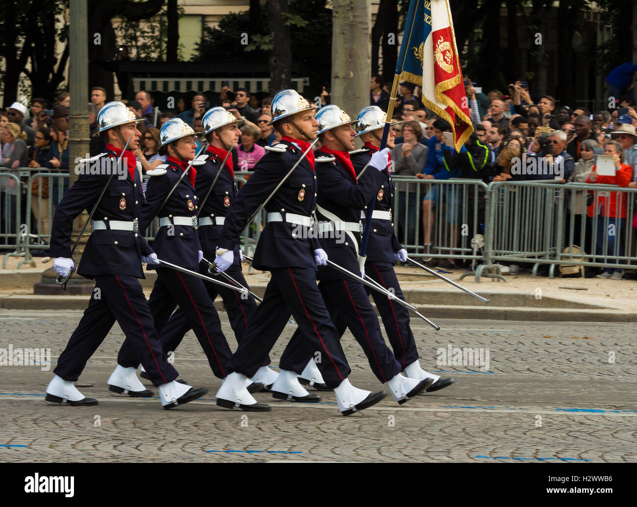 Paris, Frankreich-Juli 14, 2016: Die französische Feuerwehrleute im Bastille-Tag Militärparade auf den Champs-Elysées in Paris teilnehmen, Stockfoto