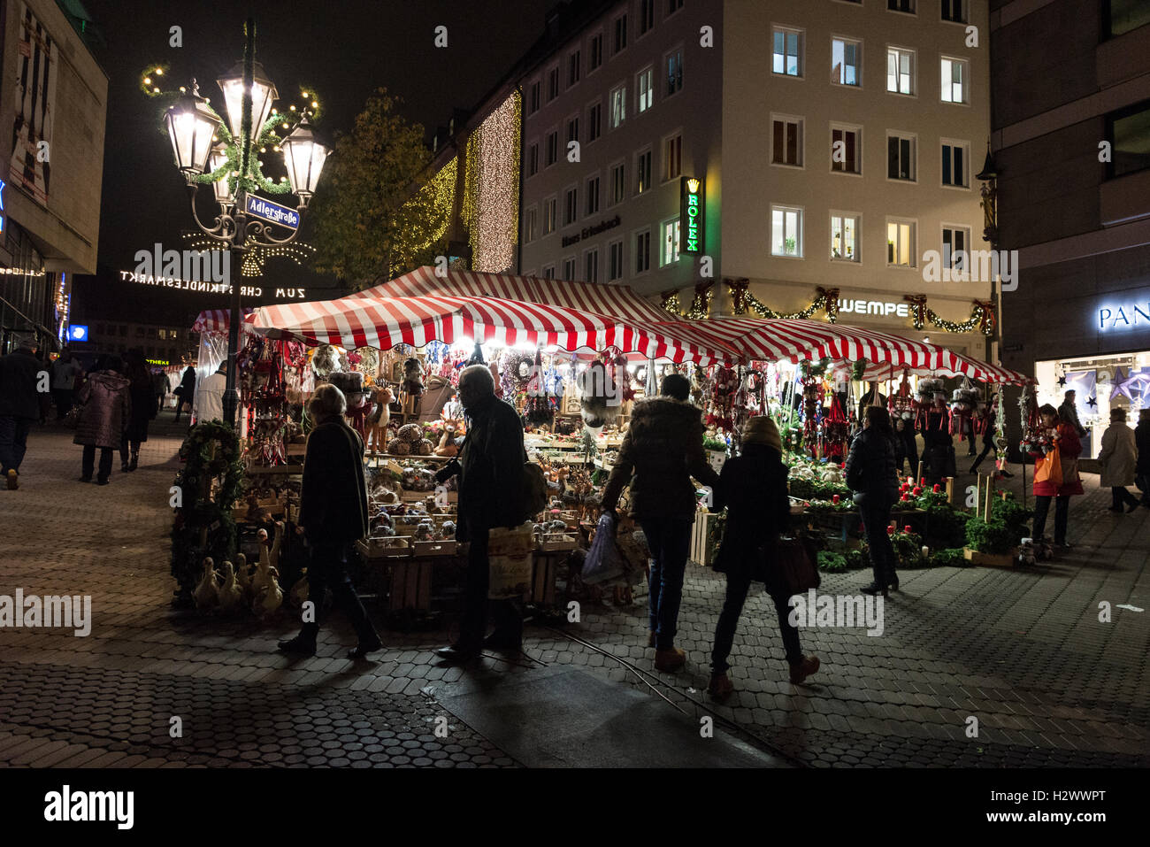 Menschenmassen flanieren mit dem Nürnberger Weihnachtsmarkt in Nürnberg, Deutschland. Stockfoto