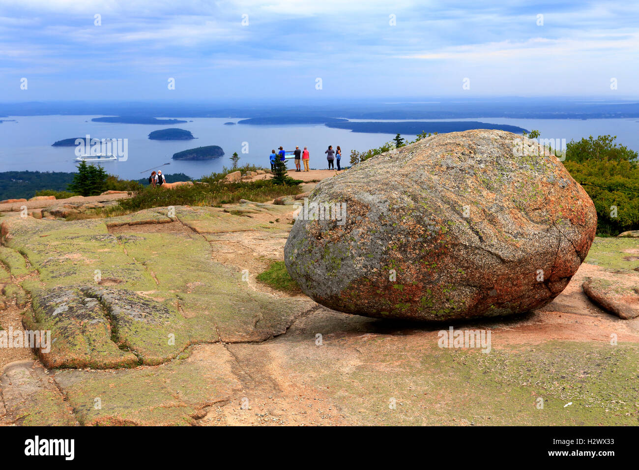 Einem großen Felsbrocken auf Cadillac Mountain, Acadia National Park, Maine, USA Stockfoto