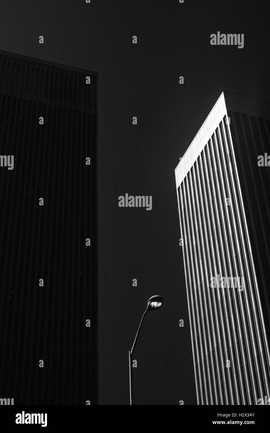 Laternenpfahl zwischen zwei Gebäuden an einem sonnigen Nachmittag Downtown Seattle Washington State USA Stockfoto