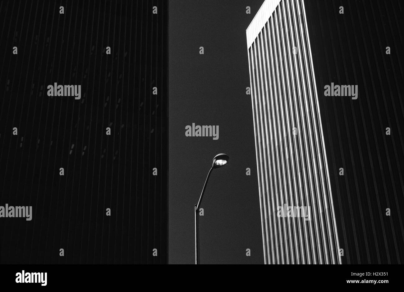 Laternenpfahl zwischen zwei Gebäuden an einem sonnigen Nachmittag Downtown Seattle Washington State USA Stockfoto