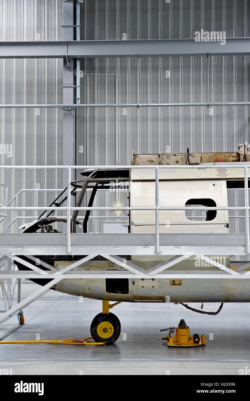 Detail mit Hubschrauber Rumpf auf die Reparaturposition in einer Fabrik Stockfoto