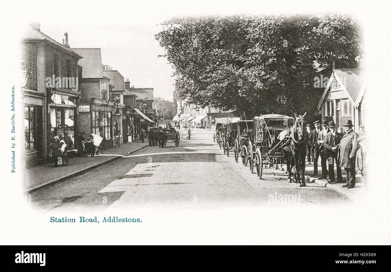 Eine schwarze und weiße Edwardian Postkarte der Bahnhofstraße in die Stadt Addlestone in Surrey. Stockfoto