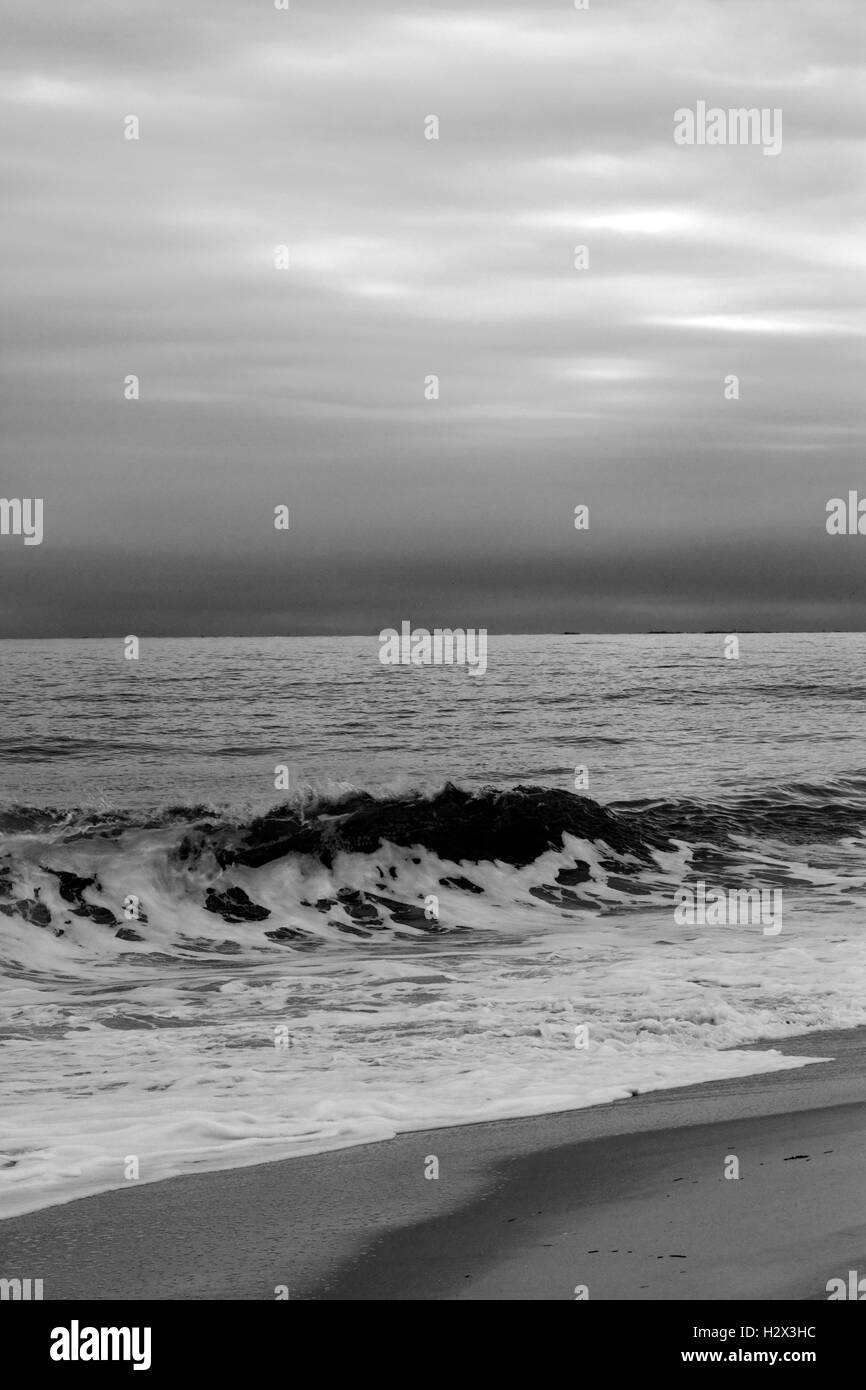 Der Strand in Cape May, New Jersey, USA bei stürmischem Wetter und in schwarz / weiß Stockfoto