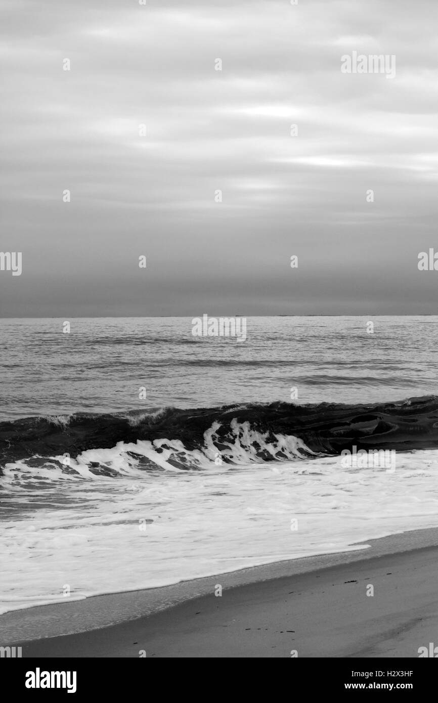 Der Strand in Cape May, New Jersey, USA bei stürmischem Wetter und in schwarz / weiß Stockfoto