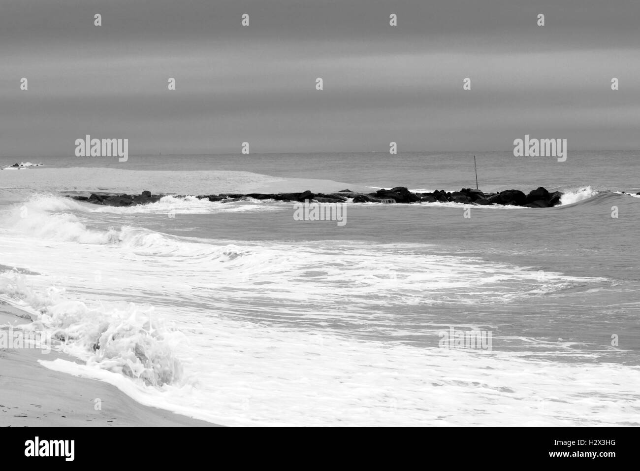 Der Strand in Cape May, New Jersey, USA bei stürmischem Wetter und in schwarz / weiß Stockfoto