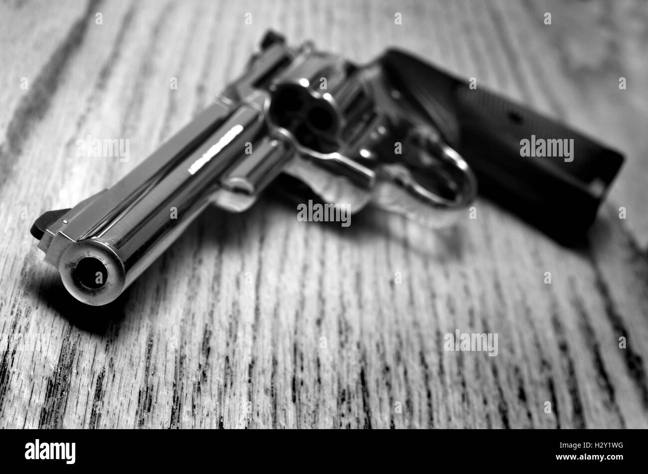 Nahaufnahme des mächtigen Handfeuerwaffe mit Kugeln auf alten Holzoberfläche Stockfoto
