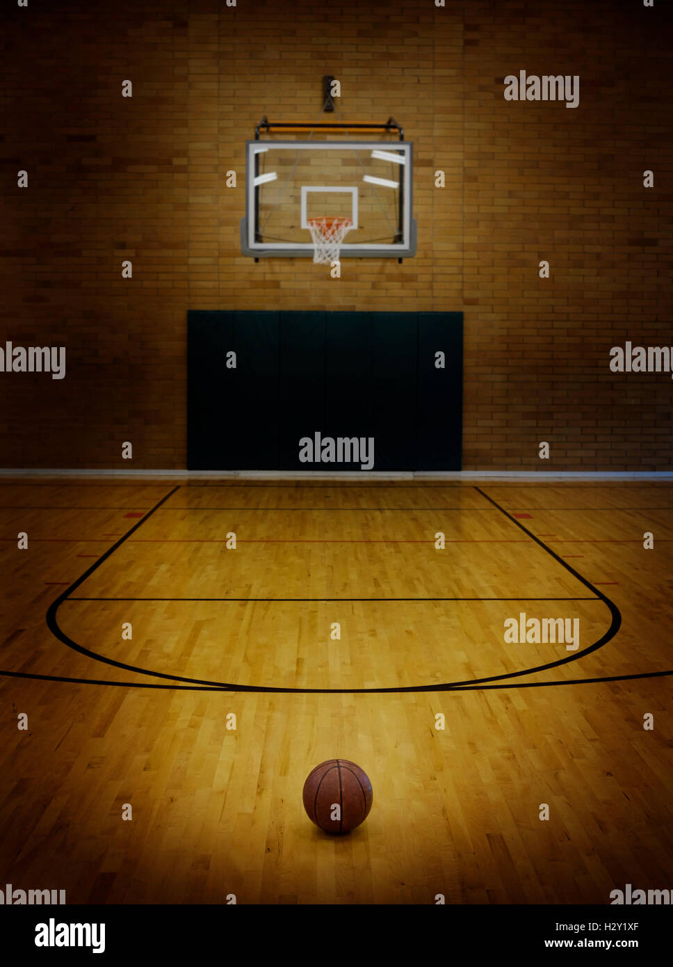 Basketball am Boden der leeren Basketballplatz Stockfoto