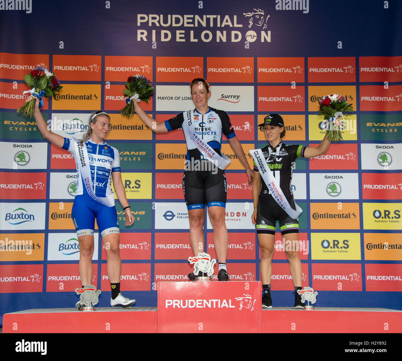 Kirsten Wild gewinnt das Classique-Rennen auf dem RideLondon Festival Featuring: Kirsten Wild (Sieger), Nina Kessler, (zweite), Leah Kirchmann (dritte) wo: London, Vereinigtes Königreich bei: 29. Juli 2016 Stockfoto