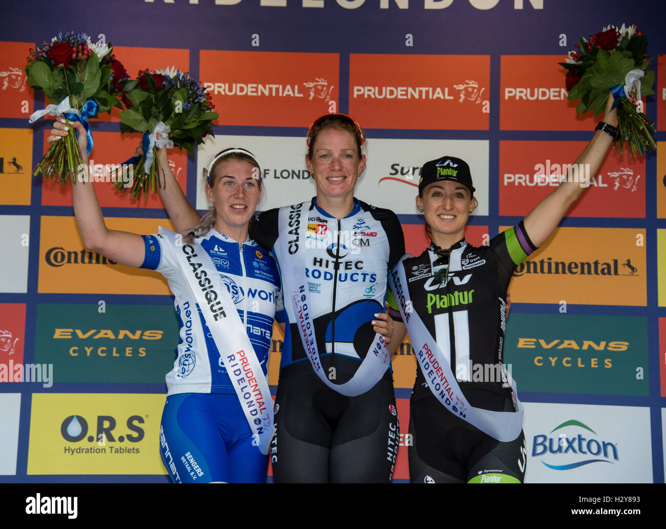 Kirsten Wild gewinnt das Classique-Rennen auf dem RideLondon Festival Featuring: Kirsten Wild (Sieger), Nina Kessler, (zweite), Leah Kirchmann (dritte) wo: London, Vereinigtes Königreich bei: 29. Juli 2016 Stockfoto