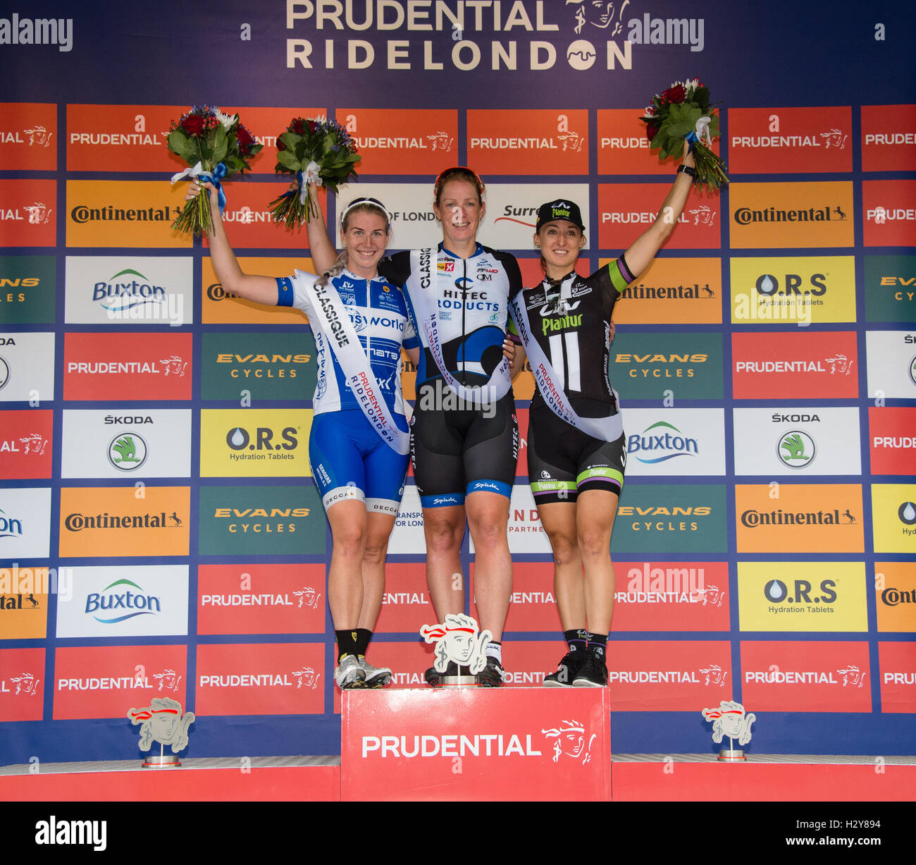 Kirsten Wild gewinnt das Classique-Rennen auf dem RideLondon Festival Featuring: Kirsten Wild (Sieger), Nina Kessler, (zweite), Leah Kirchmann (dritte) wo: London, Vereinigtes Königreich bei: 29. Juli 2016 Stockfoto