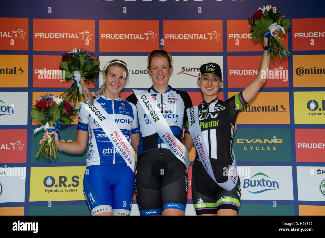 Kirsten Wild gewinnt das Classique-Rennen auf dem RideLondon Festival Featuring: Kirsten Wild (Sieger), Nina Kessler, (zweite), Leah Kirchmann (dritte) wo: London, Vereinigtes Königreich bei: 29. Juli 2016 Stockfoto