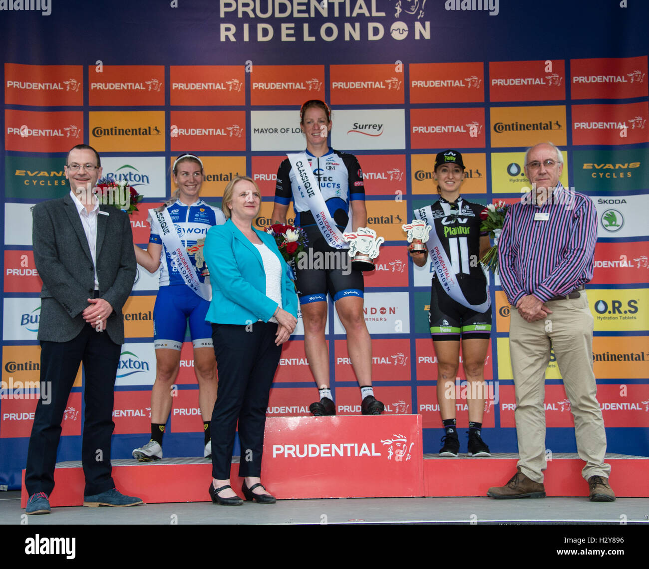 Kirsten Wild gewinnt das Classique-Rennen auf dem RideLondon Festival Featuring: Kirsten Wild (Sieger), Nina Kessler, (zweite), Leah Kirchmann (dritte), Präsentation-Party wo: London, Vereinigtes Königreich bei: 29. Juli 2016 Stockfoto