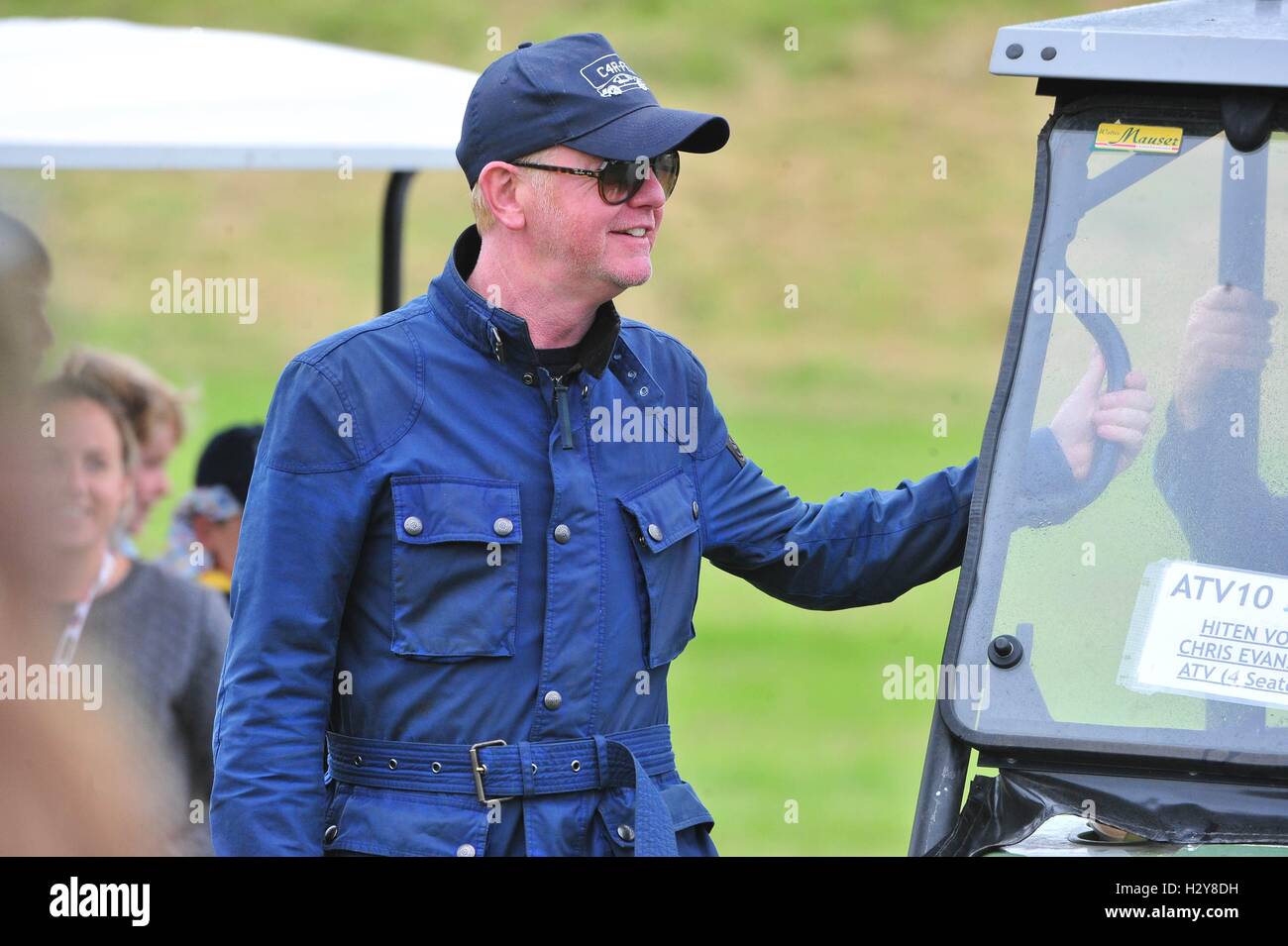 Chris Evans besucht mit seiner Frau und seinen Kindern Carfest North Featuring: Chris Evans, Natasha Shishmanian, Noah Nicholas Martin Evans, Jade Evans, Eli Alfred Michael Evans wo: Liverpool, Vereinigtes Königreich bei: 30. Juli 2016 Stockfoto