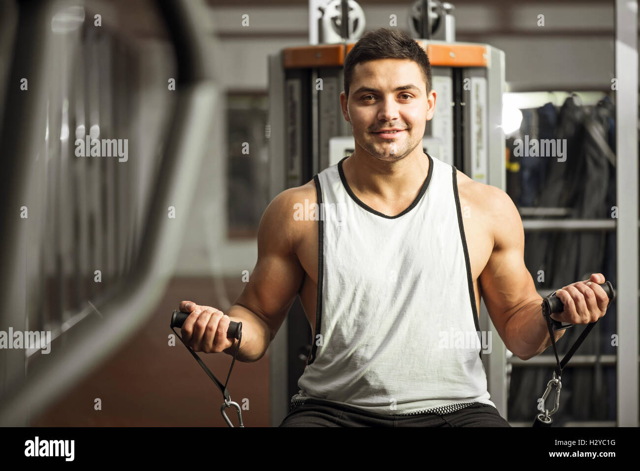 Positiven glücklich mit einem Fitness-Studio-Apparat Stockfoto