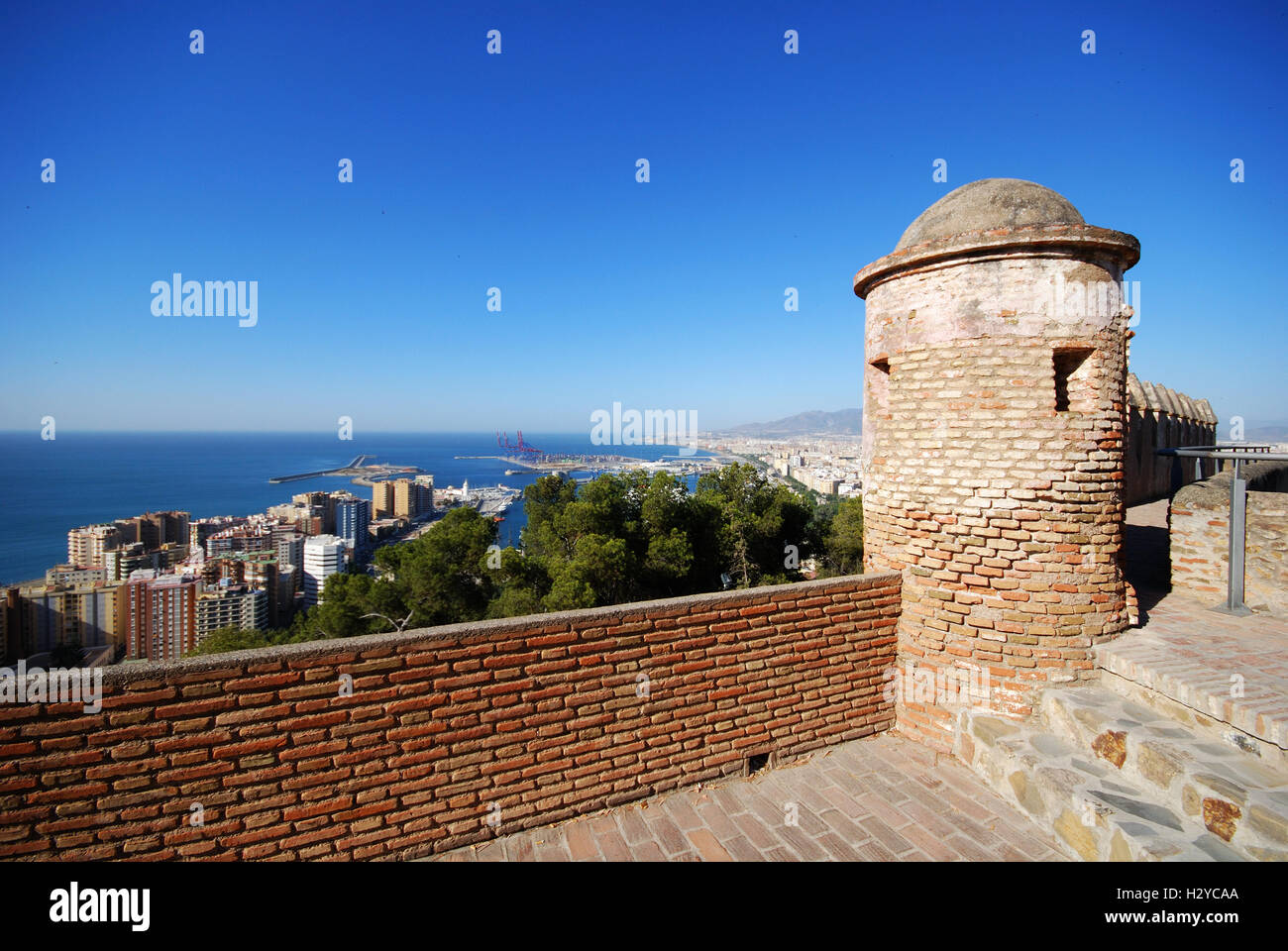 Gibralfaro Burg Wachturm mit Blick über die Stadt und Hafen, Málaga, Provinz Malaga, Andalusien, Spanien, West-Europa. Stockfoto