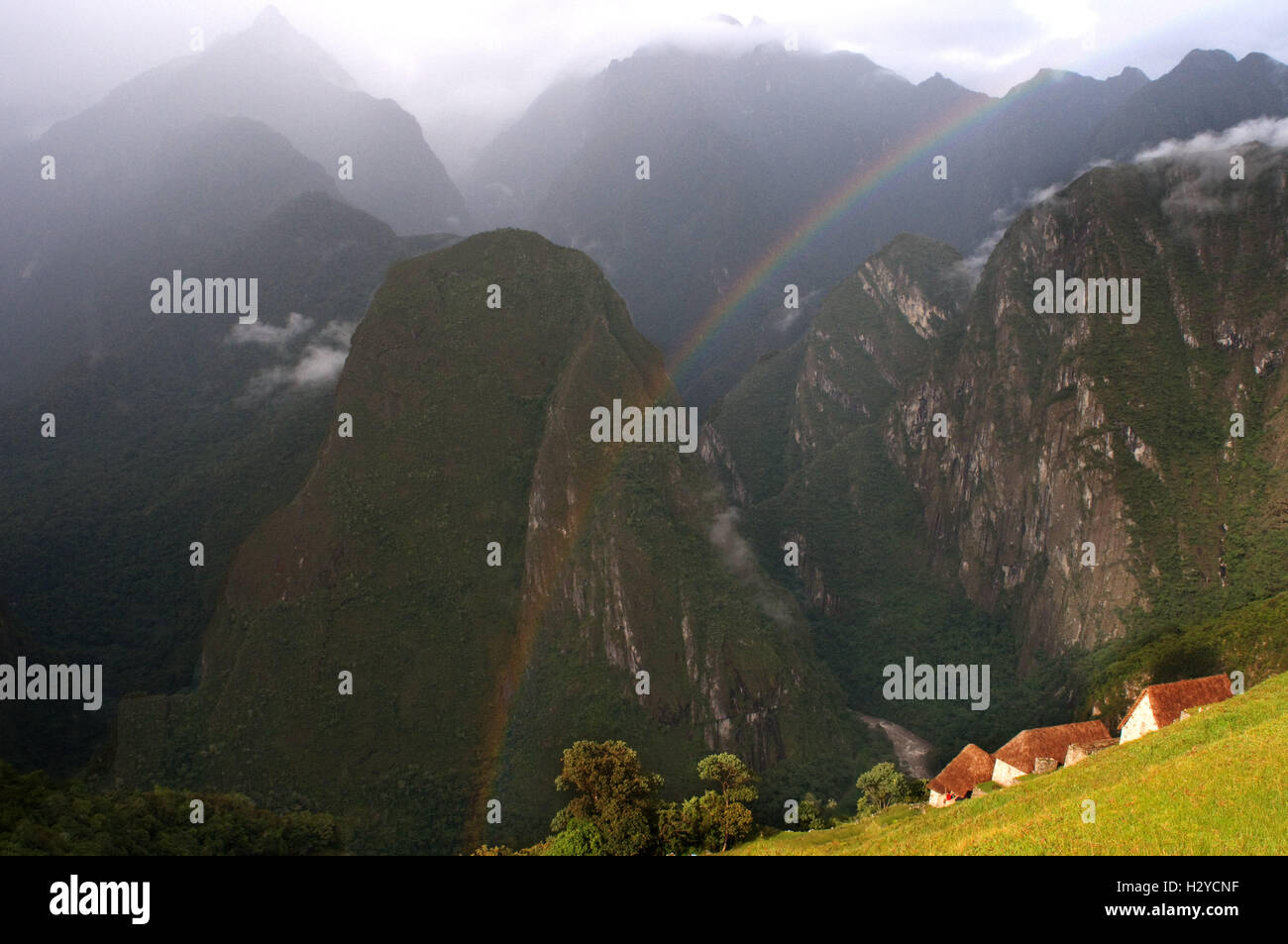 Blick auf die nahe gelegenen Berge nach Machu Picchu. Machu Picchu ist eine Stadt, die hoch in den Anden in modernen Peru. Es liegt Stockfoto