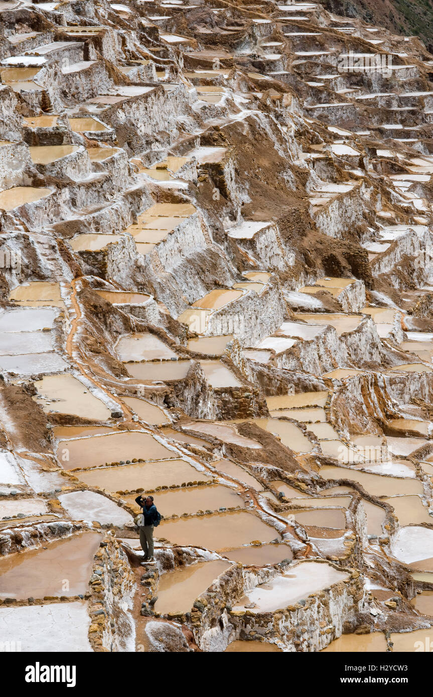 Salinas de Maras En el Valle Sagrado Cerca de Cuzco. Maras ist eine Stadt im Heiligen Tal der Inkas, 40 Kilometer nördlich von C Stockfoto