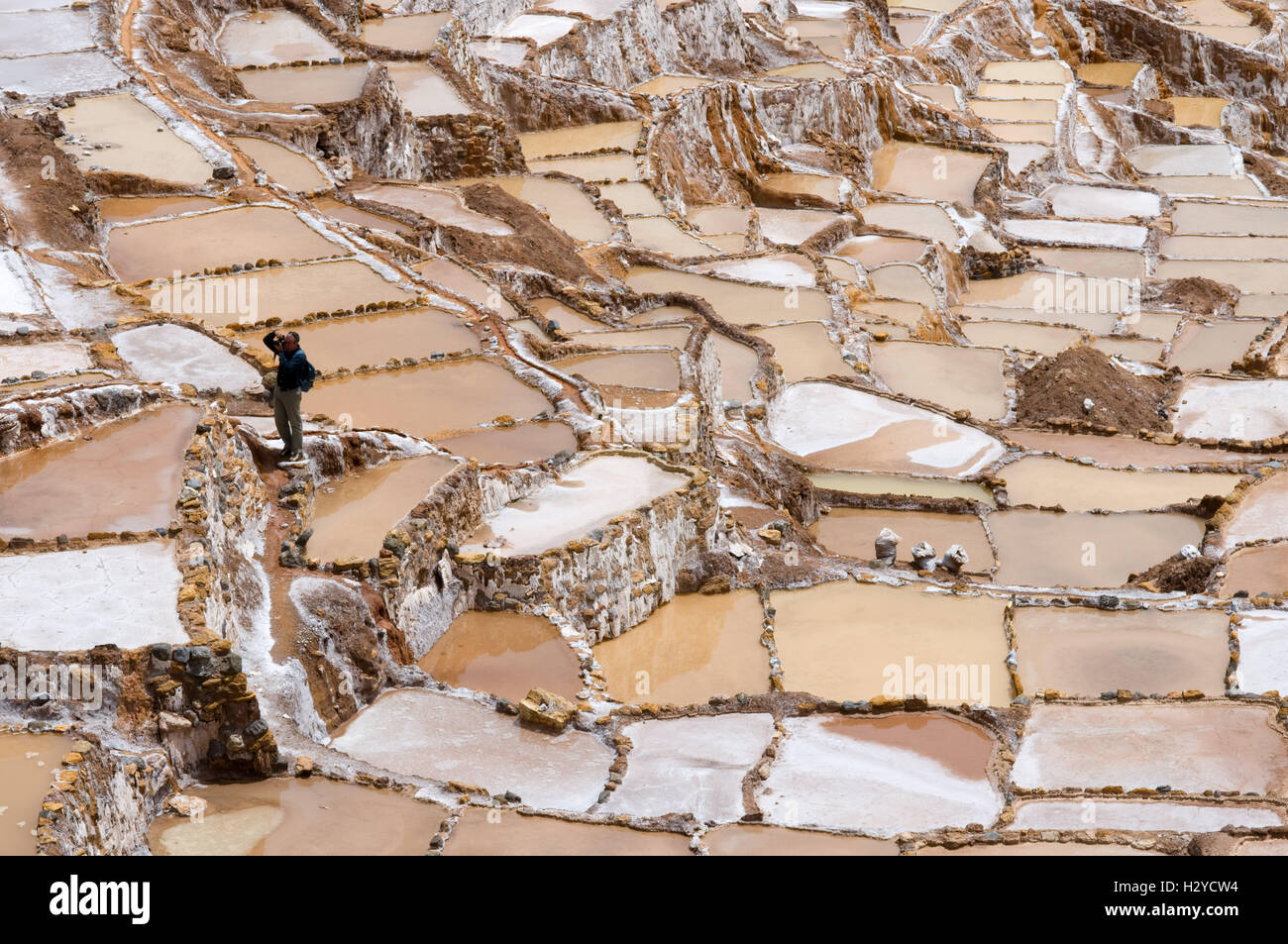 Salinas de Maras En el Valle Sagrado Cerca de Cuzco. Maras ist eine Stadt im Heiligen Tal der Inkas, 40 Kilometer nördlich von C Stockfoto